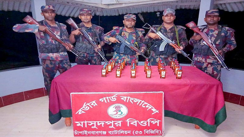 চাঁপাইনবাবগঞ্জ সীমান্তে চোরচালানকৃত ভারতীয় মদ সহ অনান্য পন্য জব্দ